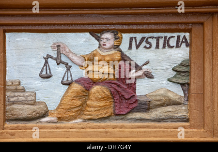 Iusticia o Justitia, latino per la giustizia, la vecchia scuola latina, sculture in legno, Alfeld, Germania Foto Stock