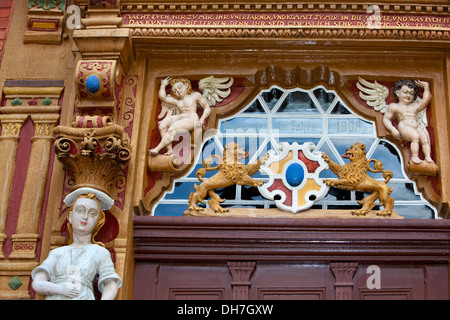 Figure scolpite, vecchia scuola latina decorata con sculture in legno del XVII secolo, Alfeld, Leine, Bassa Sassonia, Germania, Europa Foto Stock