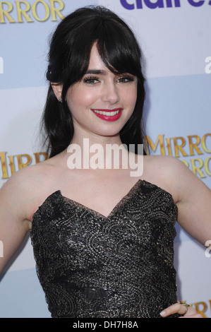 Lily Collins premiere di 'speculare specchio" tenutasi presso Grauman's Chinese Theater - arrivi a Los Angeles California - 17.03.12 Foto Stock