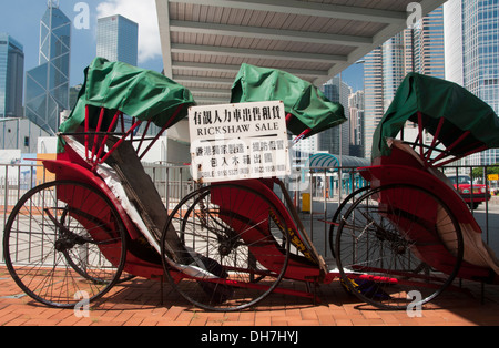 Vecchio rickshaws in vendita a Hong Kong Foto Stock