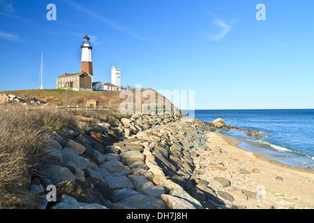 Faro arroccato su Montauk Point sulla punta orientale di Long Island in una bella giornata di Primavera sull'Oceano Atlantico, New York Foto Stock