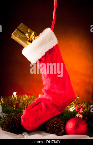 Calza di Natale che pende sulla disposizione oenament Foto Stock