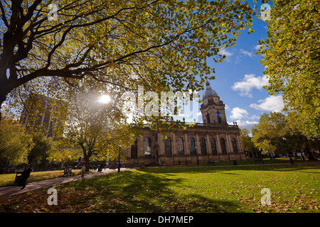 St Cattedrale Philips motivi, Birmingham, in autunno con un cielo sereno e caduta foglie Foto Stock