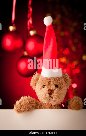 Orso di peluche con un bicchiere di spumante sulla decorazione di Natale sfondo Foto Stock