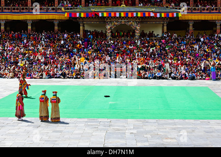 Tashichhoe Dzong,Fort,Thimphu,4 giorni di Festival Tsechu,mascherata monaco buddista ballerini, musicisti,persone in costumi tradizionali,Bhutan Foto Stock