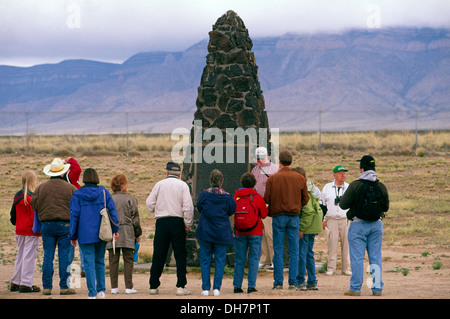 Visitatori intorno alla pietra marcatore alla Trinità sito dove prima esplosione nucleare ha avuto luogo nel 1945, Nuovo Messico, STATI UNITI D'AMERICA Foto Stock