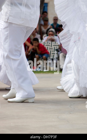 Ragazzo guardando i ballerini messicani, 'Dieciseis de Septiembre' il giorno dell indipendenza messicana celebrazione, (simile al Cinco de Mayo) Old Mesilla Plaza, Nuovo Messico Foto Stock