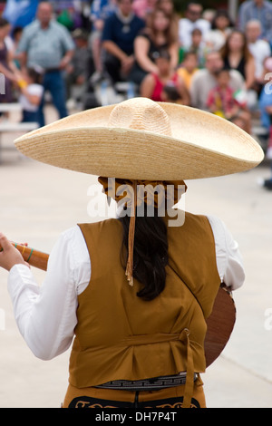 Banda Mariachi guitar player, 'Dieciseis de Septiembre' il giorno dell indipendenza messicana celebrazione (simile al Cinco de Mayo), Old Mesilla Plaza, Nuovo Messico Foto Stock