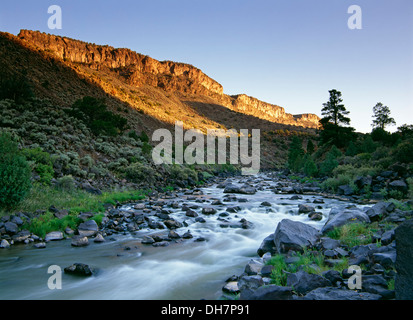 Fiume e scogliere, Rio Grande del Norte monumento nazionale, Nuovo Messico USA Foto Stock