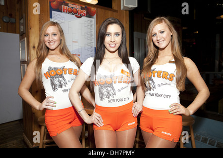 Hooters gemelli Host Brittany & Whittany Braswell e Hooters Calandar Girl Christina Villar Ramses Barden Hootesr Calndar ragazza Foto Stock