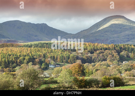 Una vista verso la Dow Crag e Coniston Old Man Foto Stock