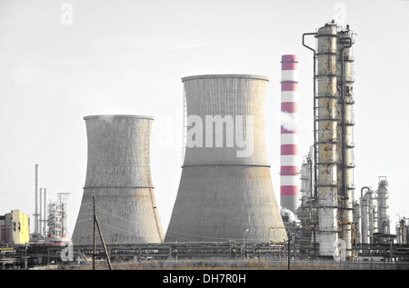 Vista industriale con un impianto petrolchimico e torri di raffreddamento Foto Stock