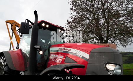 Rosso trattore McCormick con un tagliasiepi in Carmarthenshire Wales UK KATHY DEWITT Foto Stock