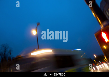 Un ambulanza accelerare il passaggio di un attraversamento pedonale con luci sfocate in Cardiff Wales UK KATHY DEWITT Foto Stock