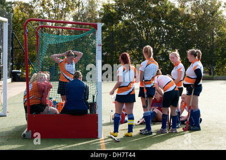 Università sport, signore di hockey, metà tempo di parlare del team. Foto Stock