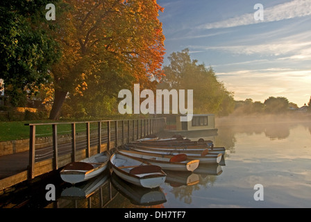 Stratford Upon Avon, Warwickshire, con nebbie ascesi e barche ormeggiate a remi in un'atmosfera autunnale sul fiume Avon Foto Stock