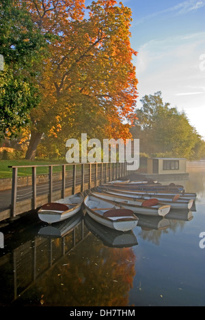 Stratford Upon Avon, Warwickshire con nebbie ascesi e barche ormeggiate a remi in un'atmosfera autunnale sul fiume Avon Foto Stock