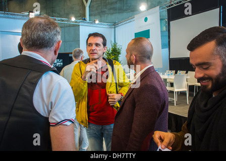 Parigi, Francia, AIDS Prevention Conference, al Gay Life Salon, AIUTANTI ONG militanti, Herve Bedoin (S.I.S.), Herve la Tapie (Parlons Q), Hugues Fischer (Act Up), Tim Madesclaire, gruppo di persone, uomini che parlano all'interno Foto Stock