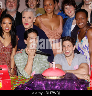 Sarà Swenson Tony Sheldon Nick Adams e cast foto chiamata per "Priscilla - La Regina del Deserto''s primo anniversario su Broadway detenute Foto Stock