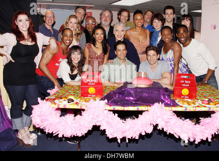 Sarà Swenson Tony Sheldon Nick Adams e cast foto chiamata per "Priscilla - La Regina del Deserto''s primo anniversario su Broadway detenute Foto Stock