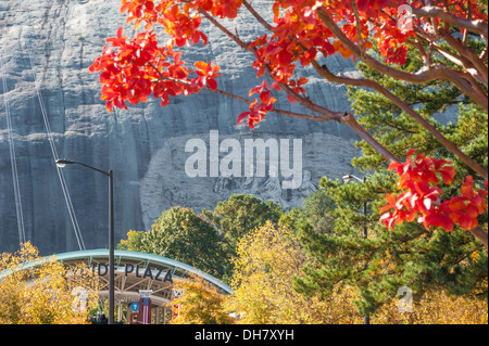 I colori vivaci dell'autunno sono esposti in modo completo in una splendida mattinata d'autunno allo Stone Mountain Park vicino ad Atlanta, Georgia. (STATI UNITI) Foto Stock