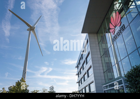 Ecotricity Turbina Eolica al di fuori degli uffici di cinesi produttore del cellulare Huawei Reading, Berkshire, Inghilterra, GB, UK. Foto Stock