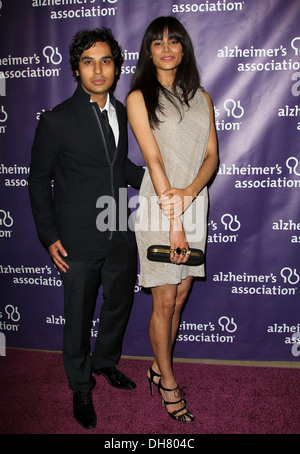 Kunal Nayyar e moglie Neha Kapur ventesimo annuale "Una notte a Sardi's" finalizzata alla raccolta di fondi e premi la cena presso il Beverly Hilton Hotel - Foto Stock