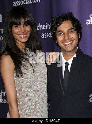 Kunal Nayyar e moglie Neha Kapur ventesimo annuale "Una notte a Sardi's" finalizzata alla raccolta di fondi e premi la cena presso il Beverly Hilton Hotel - Foto Stock