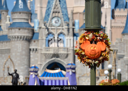 Tema di Halloween decorazioni e la vista del Castello di Cenerentola, Disney World Resort, Magic Kingdom, Orlando in Florida Foto Stock