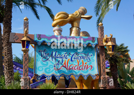 I tappeti magici di Aladdin segno a giostre al Magic Kingdom, Adventureland, Disney World Resort di Orlando, Florida Foto Stock