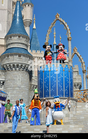 Mickey Mouse e altri personaggi, sogno lungo Show davanti al Castello di Cenerentola al Magic Kingdom, Disney World, Florida Foto Stock