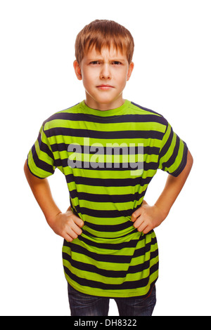 Ritratto arrabbiato bambino ragazzo adolescente sperimentano rabbia bionda in striped T-shirt e jeans isolato Foto Stock