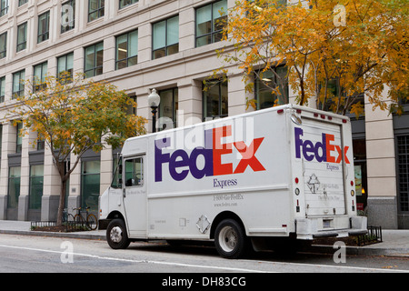 Consegna FedEx carrello nella parte anteriore dell'edificio Foto Stock