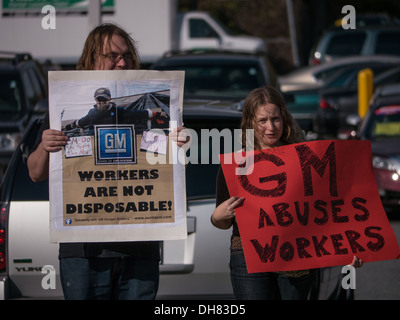 I sindacalisti picket un General Motors auto molto in Maryland, Stati Uniti d'America. La solidarietà con i lavoratori di GM in Columbia licenziato dopo incidenti sul lavoro. Foto Stock
