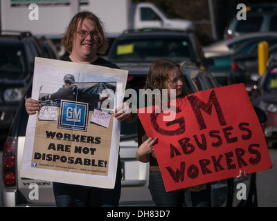 I sindacalisti picket un General Motors auto molto in Maryland, Stati Uniti d'America. La solidarietà con i lavoratori di GM in Columbia licenziato dopo incidenti sul lavoro. Foto Stock