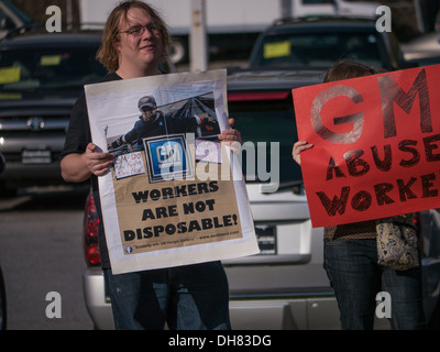 I sindacalisti picket un General Motors auto molto in Maryland, Stati Uniti d'America. La solidarietà con i lavoratori di GM in Columbia licenziato dopo incidenti sul lavoro. Foto Stock