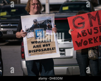 I sindacalisti picket un General Motors auto molto in Maryland, Stati Uniti d'America. La solidarietà con i lavoratori di GM in Columbia licenziato dopo incidenti sul lavoro. Foto Stock