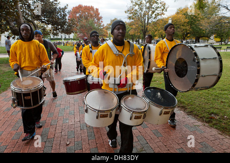 Afro-americano di uomo giocando configurazione tripla rullanti - Washington DC, Stati Uniti d'America Foto Stock