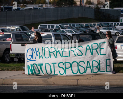 I sindacalisti picket un General Motors auto molto in Maryland, Stati Uniti d'America. La solidarietà con i lavoratori di GM in Columbia licenziato dopo incidenti sul lavoro. Foto Stock