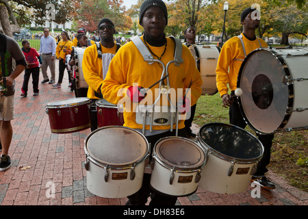 Afro-americano di uomo giocando configurazione tripla rullanti - Washington DC, Stati Uniti d'America Foto Stock