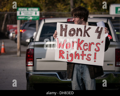 I sindacalisti picket un General Motors auto molto in Maryland, Stati Uniti d'America. La solidarietà con i lavoratori di GM in Columbia licenziato dopo incidenti sul lavoro. Foto Stock