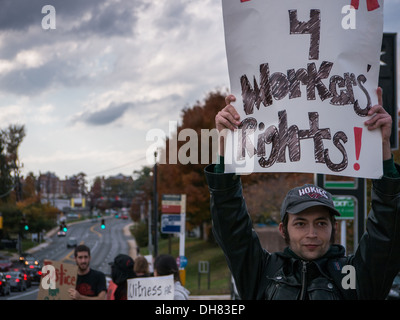 I sindacalisti picket un General Motors auto molto in Maryland, Stati Uniti d'America. La solidarietà con i lavoratori di GM in Columbia licenziato dopo incidenti sul lavoro. Foto Stock