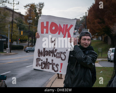 I sindacalisti picket un General Motors auto molto in Maryland, Stati Uniti d'America. La solidarietà con i lavoratori di GM in Columbia licenziato dopo incidenti sul lavoro. Foto Stock