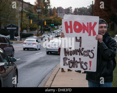 I sindacalisti picket un General Motors auto molto in Maryland, Stati Uniti d'America. La solidarietà con i lavoratori di GM in Columbia, licenziato dopo incidenti sul lavoro. Foto Stock