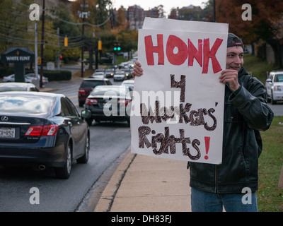 I sindacalisti picket un General Motors auto molto in Maryland, Stati Uniti d'America. La solidarietà con i lavoratori di GM in Columbia licenziato dopo incidenti sul lavoro. Foto Stock