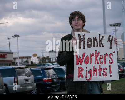 I sindacalisti picket un General Motors auto molto in Maryland, Stati Uniti d'America. La solidarietà con i lavoratori di GM in Columbia licenziato dopo incidenti sul lavoro. Foto Stock