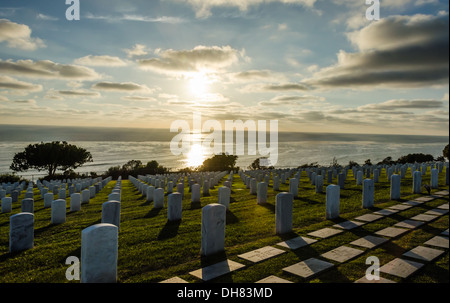 Fort Rosecrans cimitero. San Diego, California, Stati Uniti. Oceano Pacifico e le nuvole in background. Foto Stock