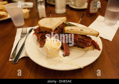 Pastrami sul pane di segale con mostarda, New York City, Stati Uniti d'America. Foto Stock