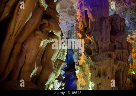 All'interno di Il Sung Sot grotte nella baia di Halong, Vietnam. Foto Stock