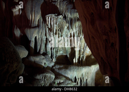 All'interno di Il Sung Sot grotte in Bo Hon isola, situata nella baia di Halong, Vietnam. Foto Stock